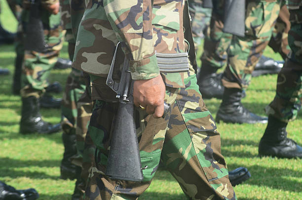 soldado com metralhadora - golpe de estado imagens e fotografias de stock