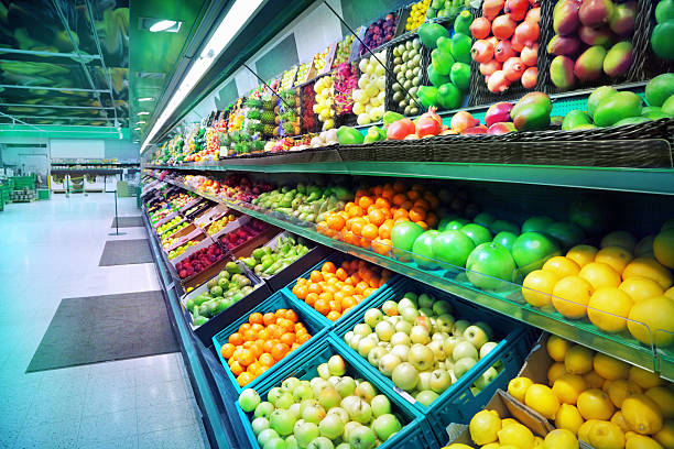assortimento di frutta in moderno mercato della frutta - bazaar foto e immagini stock