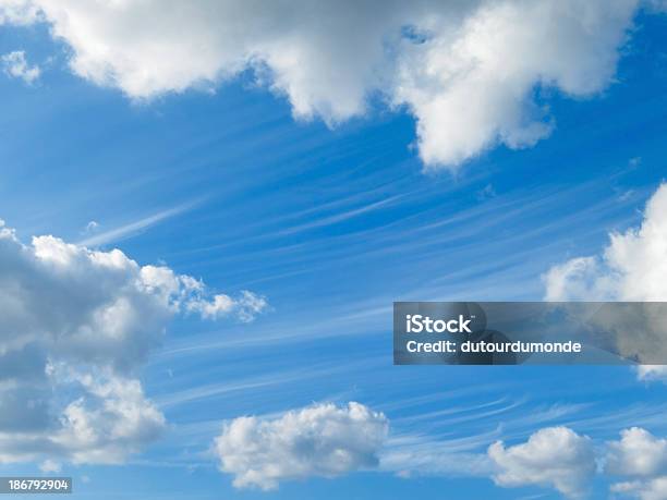 Cielo Blu E Nuvole - Fotografie stock e altre immagini di Ambientazione esterna - Ambientazione esterna, Bellezza naturale, Bianco