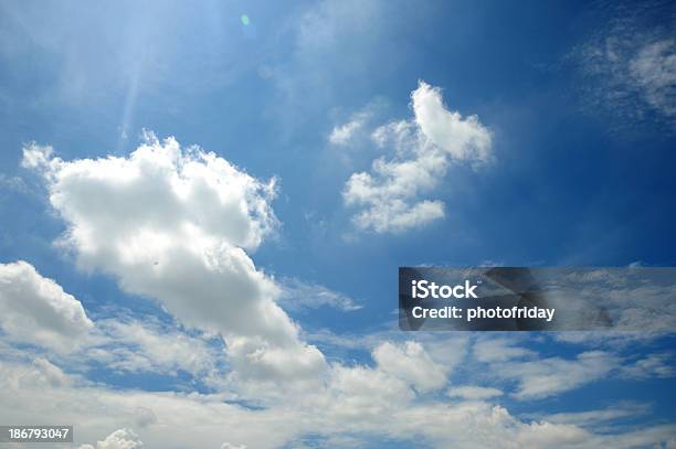 Cielo Blu - Fotografie stock e altre immagini di Ambientazione esterna - Ambientazione esterna, Astratto, Blu