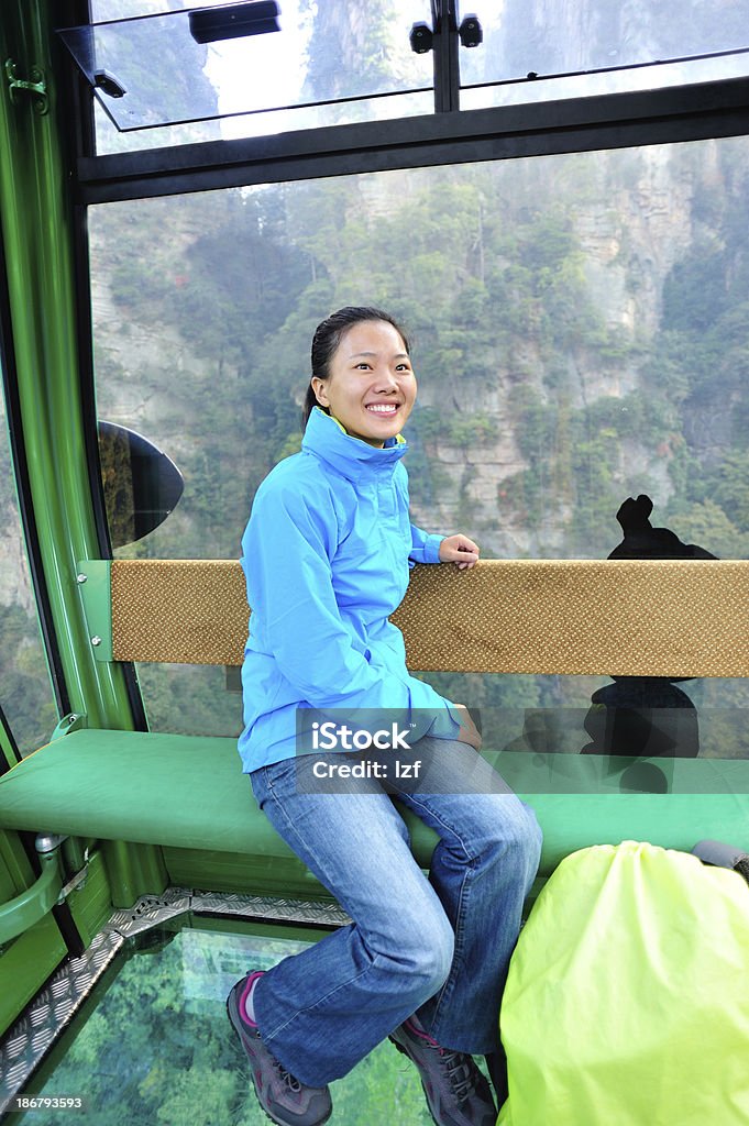 Femme touristique en tramway, le parc forestier national de zhangjiajie - Photo de Admirer le paysage libre de droits