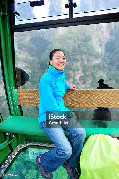 Photo libre de droit de Femme Touristique En Tramway Le Parc Forestier National De Zhangjiajie banque d'images et plus d'images libres de droit de Admirer le paysage