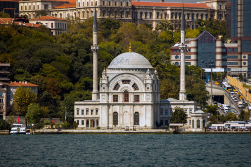 Dolmabahçe mosque was built in the 19th centuries during late Ottomans. This is one of the first mosques built in European Style and it was built near Bosphorus.