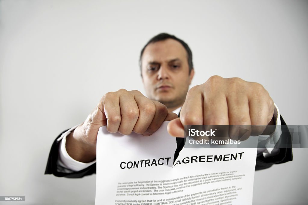 Homem cortando o contrato - Royalty-free Acordo Foto de stock