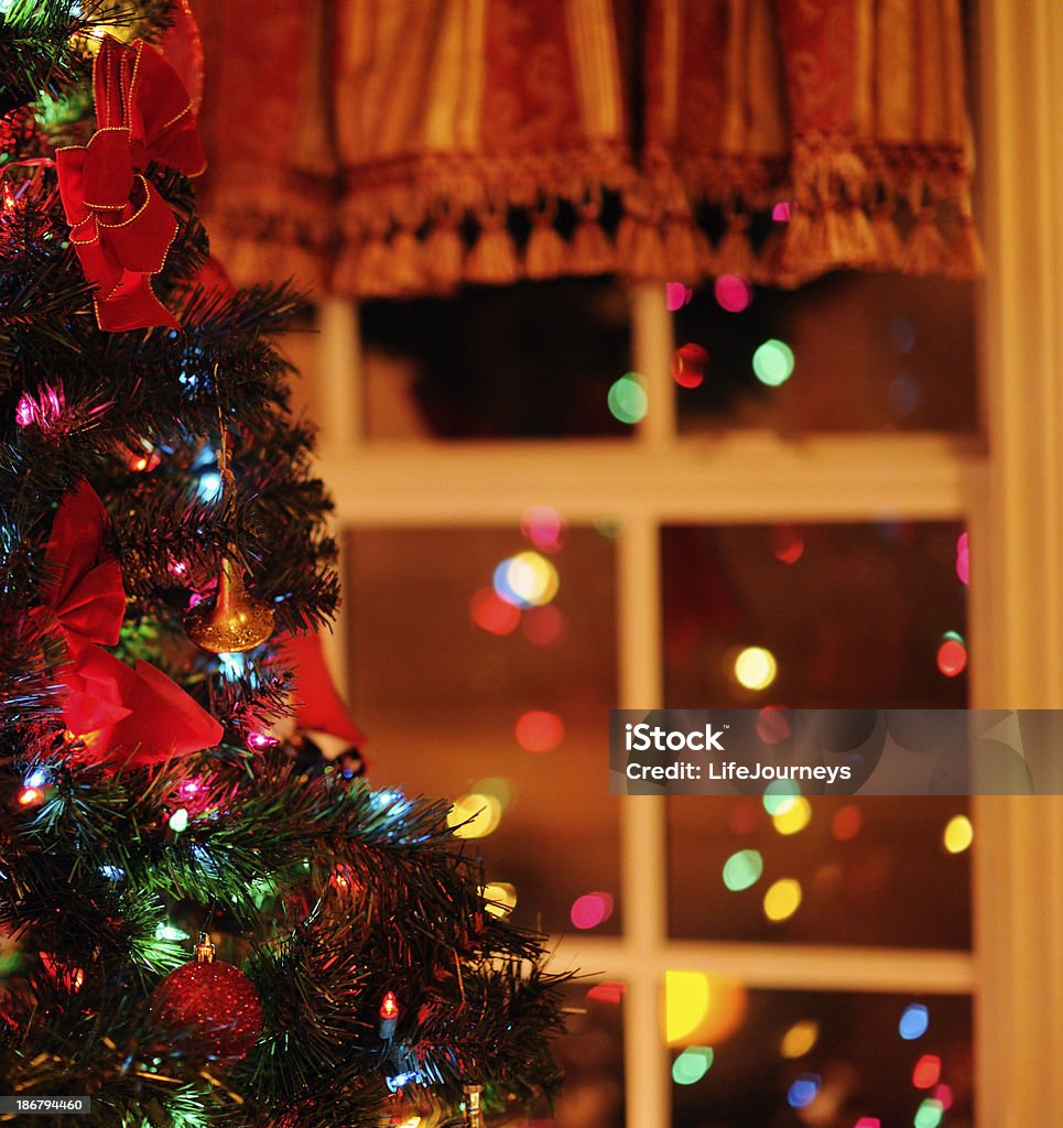 Árbol de Navidad y su reflejo de interior - Foto de stock de Navidad libre de derechos