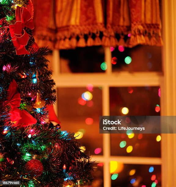 Árbol De Navidad Y Su Reflejo De Interior Foto de stock y más banco de imágenes de Navidad - Navidad, Ventana, Adorno de navidad