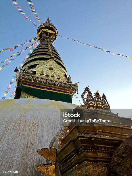 Swayambhunath Por Estupa De Katmandú Nepal Foto de stock y más banco de imágenes de Arquitectura - Arquitectura, Buda, Ciudades capitales