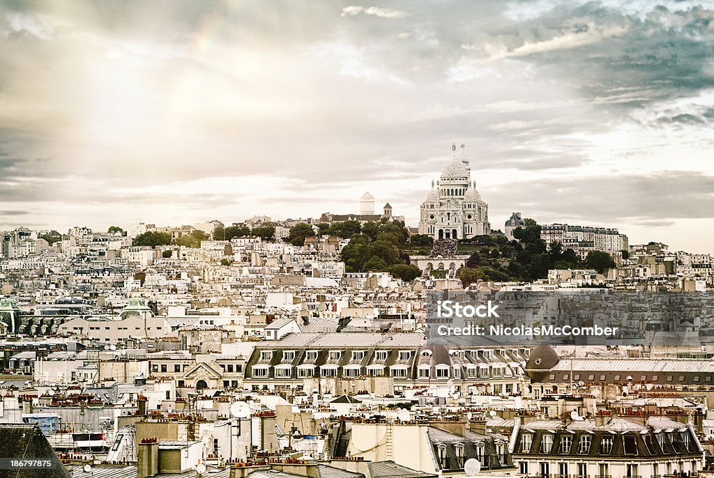 Montmartre en París en el último piso y cielo encimeras lluvia - Foto de stock de Distrito histórico libre de derechos