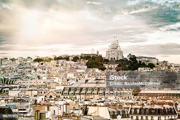 Parigi Montmartre Con Tetti E Rainy Sky - Fotografie stock e altre immagini di Distretto storico - Distretto storico, Parigi, Ambientazione esterna