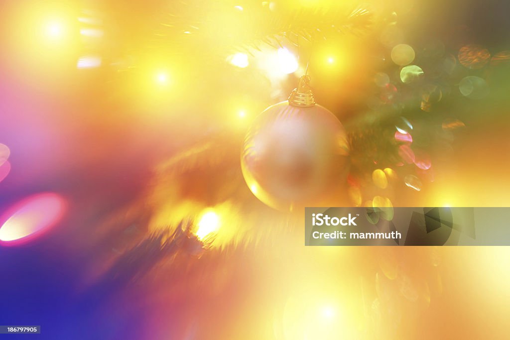 christmas orb между Сверкающие огни - Стоковые фото Ёлочная гирлянда роялти-фри