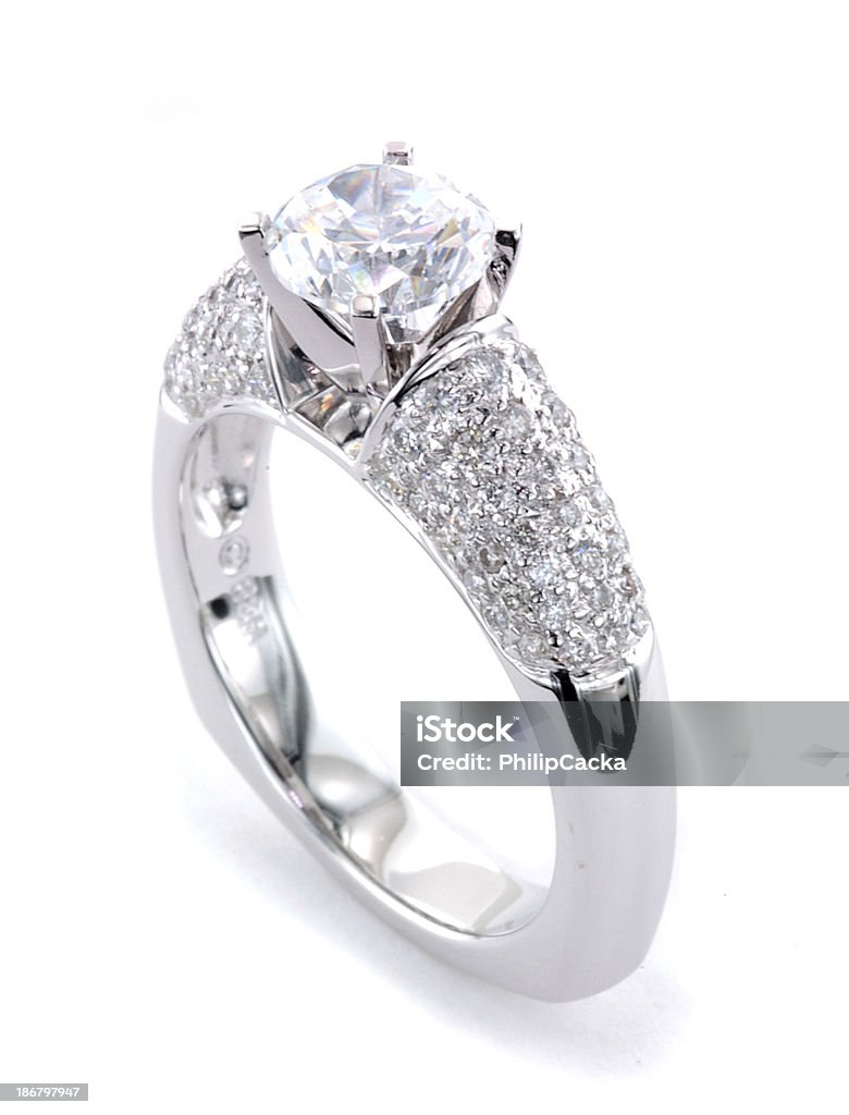 Femme et Bague de mariage Platine Diamond - Photo de Bague en diamant libre de droits