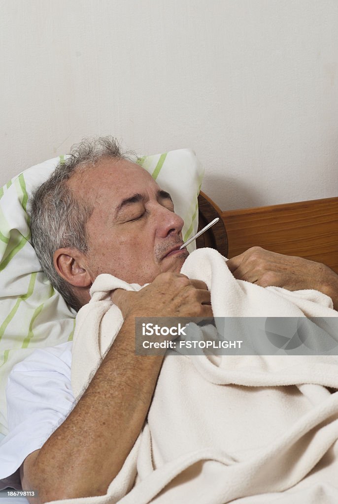 Hombre enfermo con la gripe en la cama - Foto de stock de 55-59 años libre de derechos