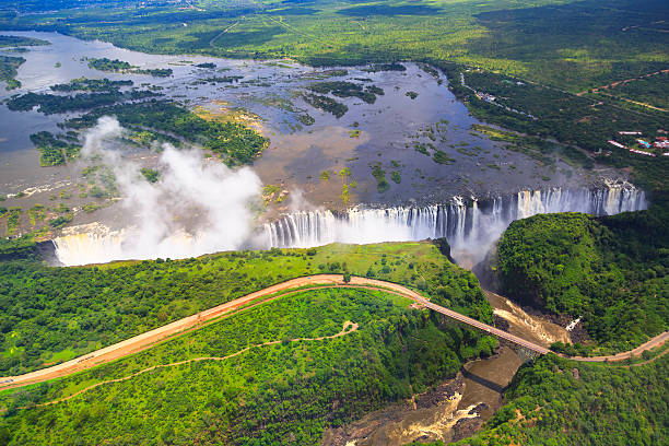 空から見たヴ��ィクトリアフォールズ - victoria falls waterfall zimbabwe zambia ストックフォトと画像