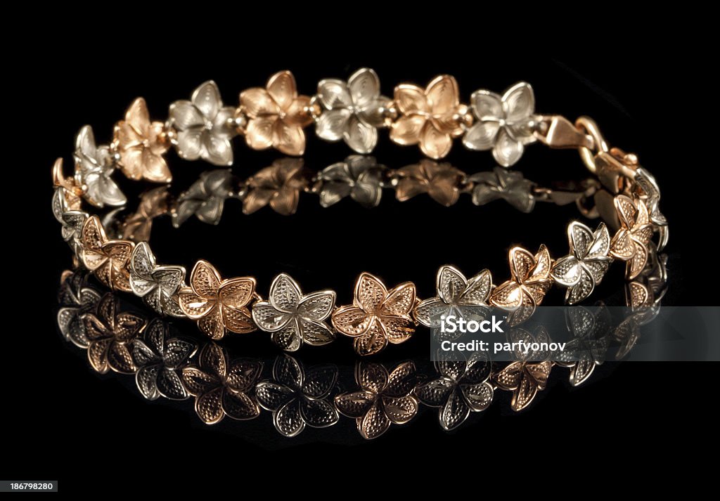 bracelet en or - Photo de Bijou libre de droits