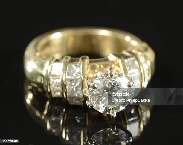 Donna Di Diamante Nozze E Anello In Oro Giallo - Fotografie stock e altre immagini di Adulto - Adulto, Anello - Gioiello, Anello di diamanti