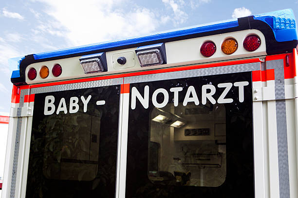 istock Emergency ambulance for babies / Baby-Notarzt 186798594