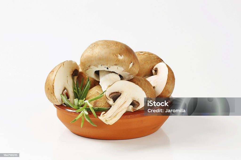 Коричневый champignon Гриб группы в Керамическая чаша - Стоковые фото Без людей роялти-фри