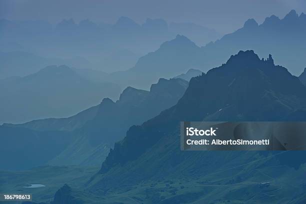 Montanhas Dolomitas - Fotografias de stock e mais imagens de Alpes Europeus - Alpes Europeus, Ao Ar Livre, Beleza natural