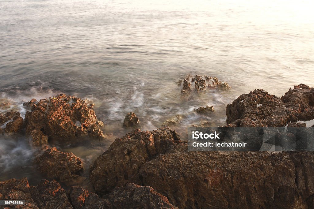 waves on the rocky beach olvidarse - Foto de stock de Ajardinado libre de derechos