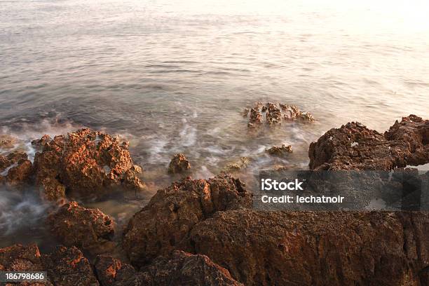 Waves On The Rocky Beach Olvidarse Foto de stock y más banco de imágenes de Ajardinado - Ajardinado, Amanecer, Ambiente atmosférico