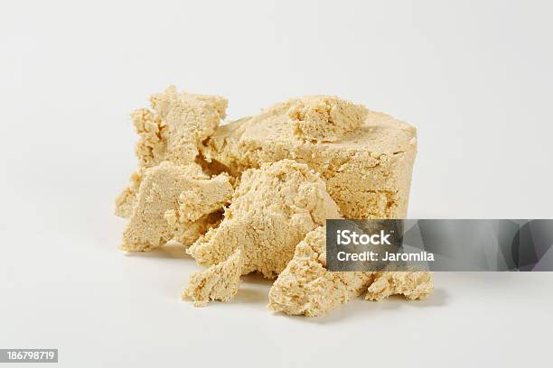 Pedaço De Deliciosos Halva Isolado A Branco - Fotografias de stock e mais imagens de Açúcar - Açúcar, Bolo - Sobremesa, Cola - Material de Escritório