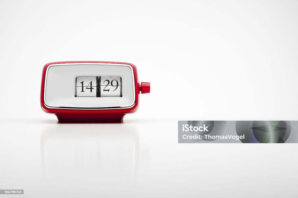 Rouge rétro radio-réveil avec connexion MP3 - Photo de Horloge à affichage digital libre de droits