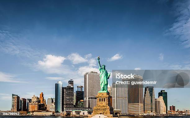 Statua Della Libertà E Della Città Di New York - Fotografie stock e altre immagini di Ambientazione esterna - Ambientazione esterna, Architettura, Arrangiare