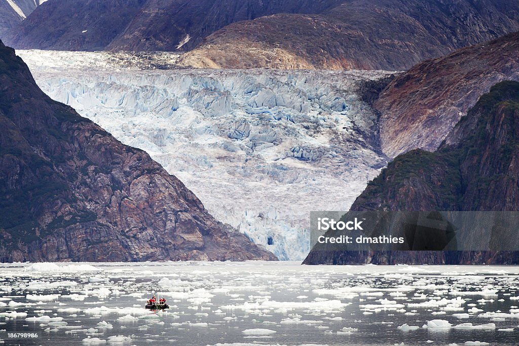 Barca gonfiabile approcci Ghiacciaio Sawyer in Alaska Fiordo di Tracy Arm - Foto stock royalty-free di Alaska - Stato USA