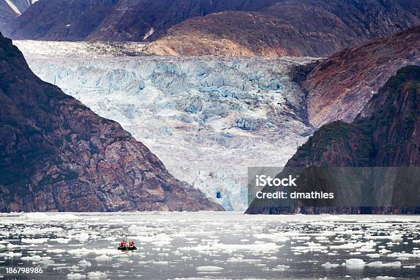 Barca Gonfiabile Approcci Ghiacciaio Sawyer In Alaska Fiordo Di Tracy Arm - Fotografie stock e altre immagini di Alaska - Stato USA