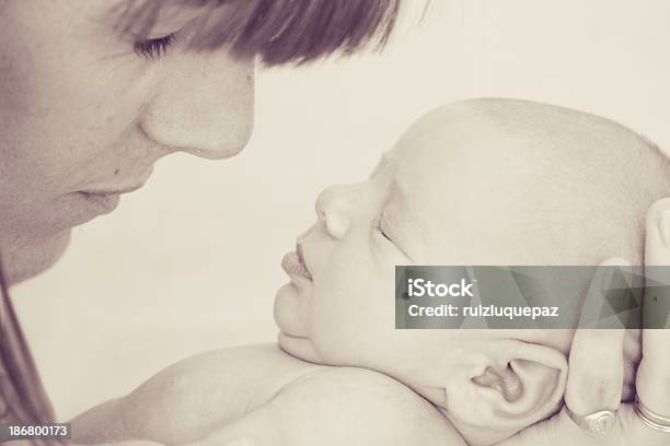 Giovane Madre E Neonato - Fotografie stock e altre immagini di 0-11 Mesi - 0-11 Mesi, 2-5 Mesi, Abbigliamento intimo