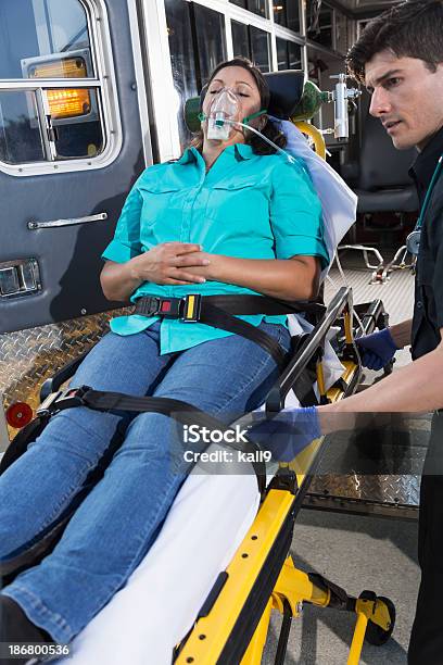 Foto de Paramédico Com Paciente Em Maca e mais fotos de stock de Ambulância - Ambulância, Paciente, Carregamento - Atividade