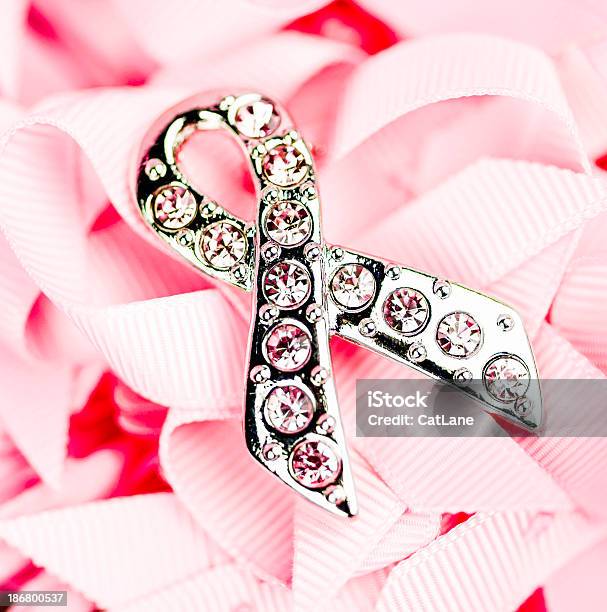 Nastri Breast Cancer Awareness - Fotografie stock e altre immagini di Cancro al seno - Cancro al seno, Colore brillante, Composizione verticale