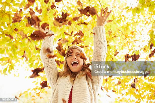 Kobieta Rzucanie Jesieni Pozostawia W Powietrze - zdjęcia stockowe i więcej obrazów Liść - Liść, Jesień, Rzucać