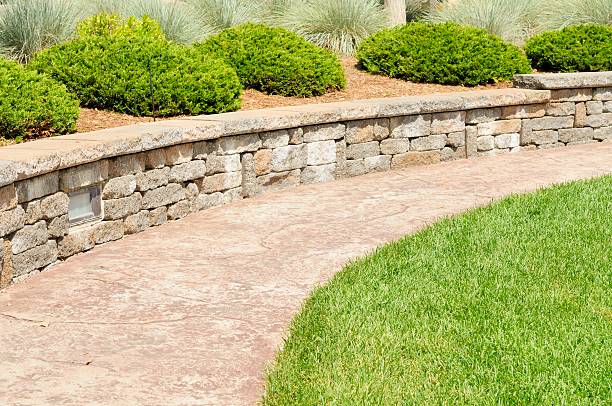 paysage professionnel - landscaped retaining wall wall stone photos et images de collection