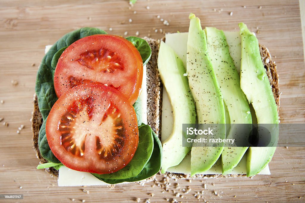 Open Sandwich à la tomate et à l'avocat - Photo de Aliment libre de droits