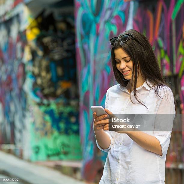 젊은 여자 전화 사용 멜버른-호주에 대한 스톡 사진 및 기타 이미지 - 멜버른-호주, 그래피티, 사람들