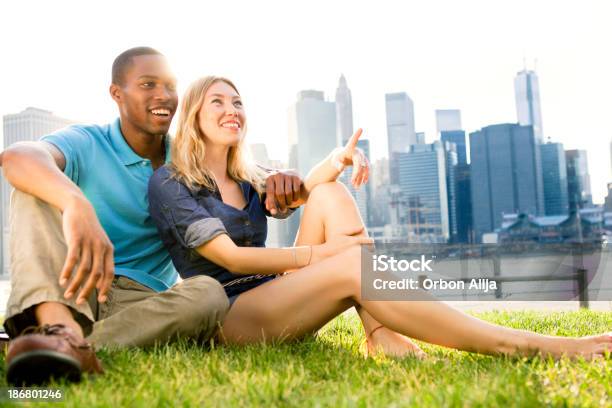 Casal Em Nova Iorque - Fotografias de stock e mais imagens de 20-29 Anos - 20-29 Anos, 30-39 Anos, Abraçar