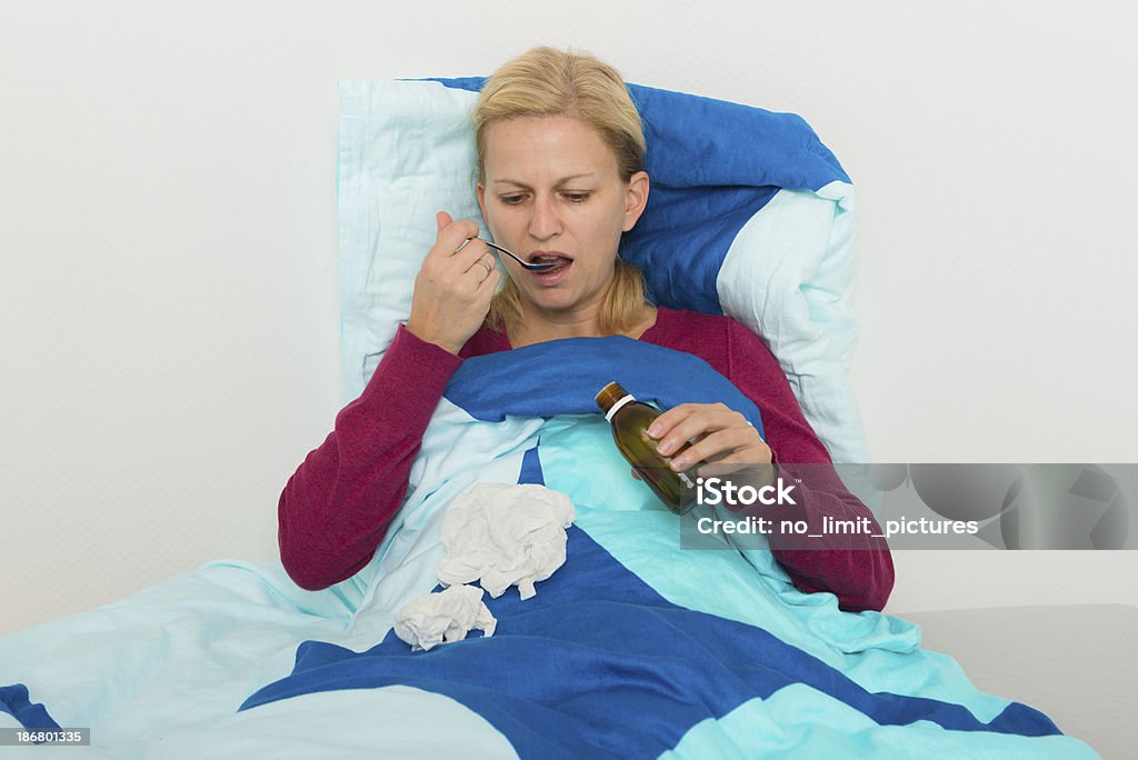Mujer enferma - Foto de stock de Acostado libre de derechos