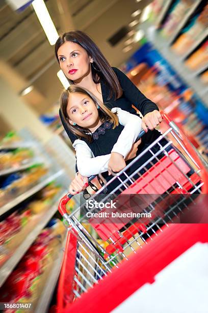 Matka I Córka Zakupy W Supermarkecie - zdjęcia stockowe i więcej obrazów 30-34 lata - 30-34 lata, 30-39 lat, 8 - 9 lat