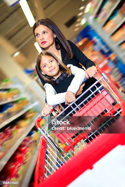 Mãe E Filha Às Compras No Supermercado - Fotografias de stock e mais imagens de 30-34 Anos - 30-34 Anos, 30-39 Anos, 8-9 Anos