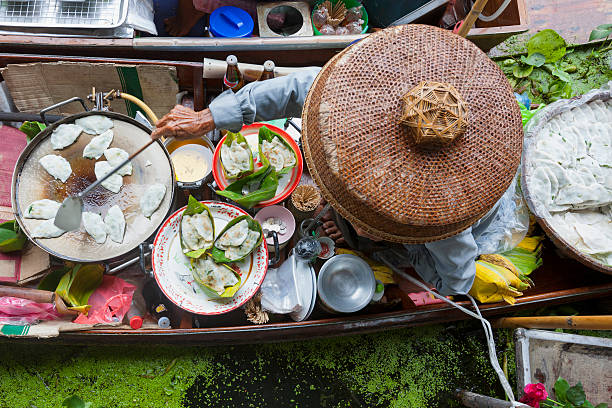 поставщик продовольствия на плавучий рынок дамноен садуак, таиланд. - damnoen saduak floating market asia asian ethnicity asian culture стоковые фото и изображения