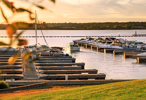 istock Small boat marina on the Illinois River 186801566