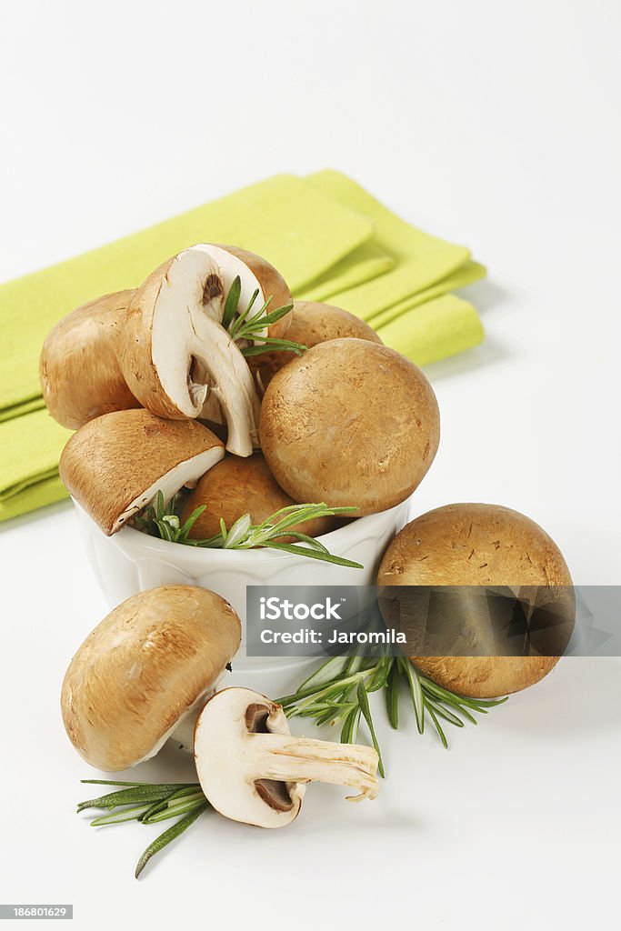 Cogumelos champignon marrom grupo em uma Tigela de porcelana - Royalty-free Alimentação Saudável Foto de stock