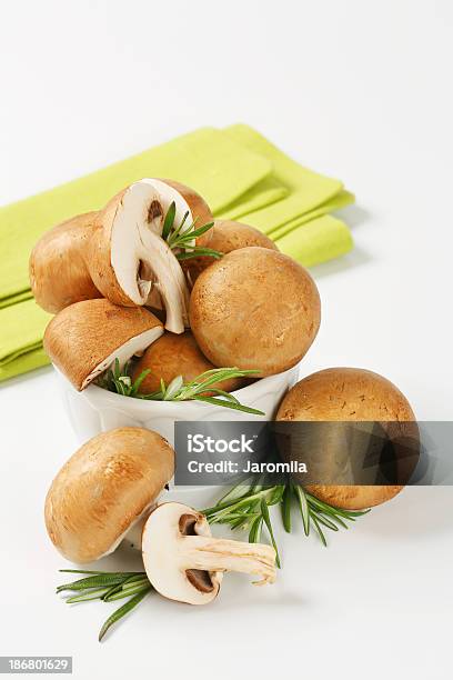 Cogumelos Champignon Marrom Grupo Em Uma Tigela De Porcelana - Fotografias de stock e mais imagens de Alimentação Saudável