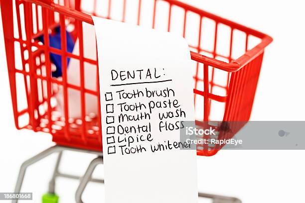 Todo Lo Que Necesita Para Su Boca Higiene Dental En La Lista De La Compra Foto de stock y más banco de imágenes de Artículos de aseo