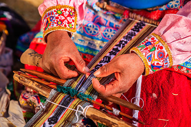 cerca de mujer peruano weaving colca cañón, perú - trajes tipicos del peru fotografías e imágenes de stock