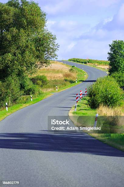 Road - zdjęcia stockowe i więcej obrazów Asfalt - Asfalt, Bezchmurne niebo, Chmura