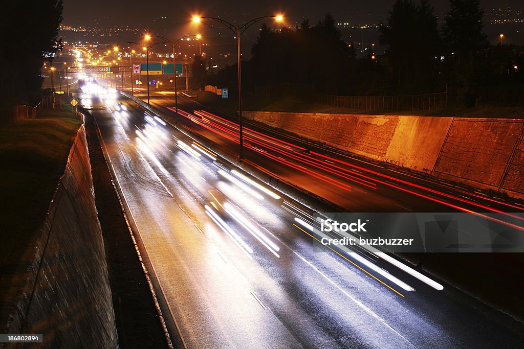 Semafori su autostrada di notte - Foto stock royalty-free di Autostrada
