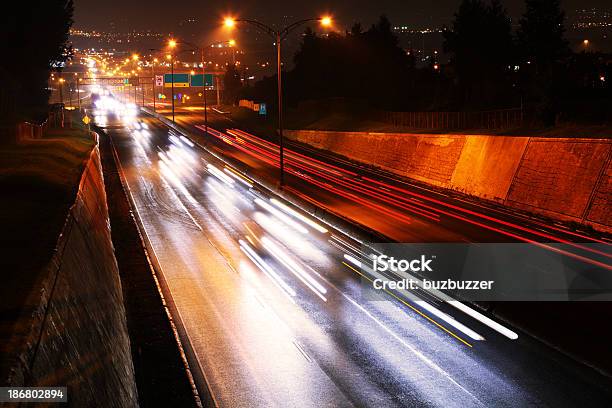 Semafori Su Autostrada Di Notte - Fotografie stock e altre immagini di Autostrada - Autostrada, Autostrada a corsie multiple, Autostrada interstatale americana