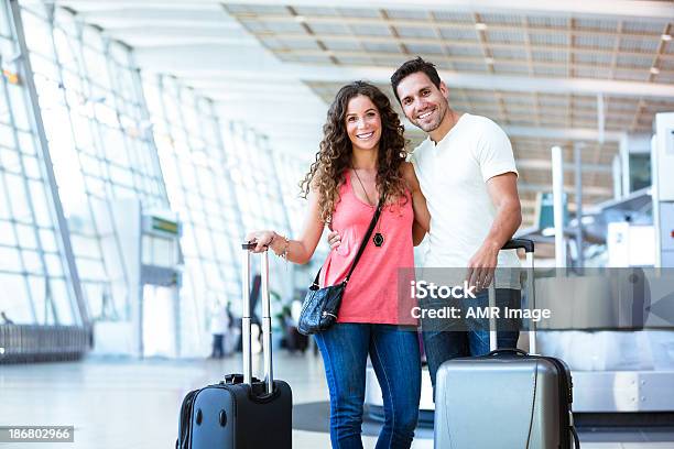 Junges Paar In Einem Flughafen Stockfoto und mehr Bilder von Abschied - Abschied, Aktivitäten und Sport, Ankunft